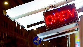 Winkelen tot middernacht verdeelt mensen, maar vooral qua mening