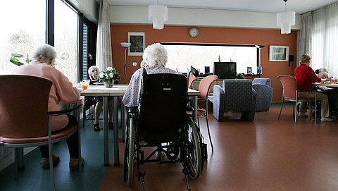 'Thuis verpleegde ouderen leven gemiddeld een jaar langer dan in verpleeghuis'