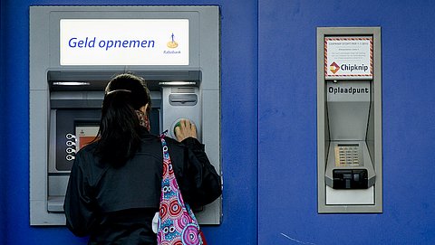 Consumentenbond stuurt brief naar Hoekstra over boete bij opname van contant geld