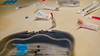Website Prullenbakvaccin.nl wil vaccinverspilling tegengaan, ministerie is kritisch