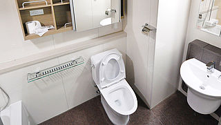 Zaterdag in Radar Radio: Wie moet kapotte toiletbril in hotelkamer betalen?