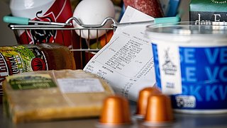 Ruim helft bespaart nu door minder A-merken te kopen