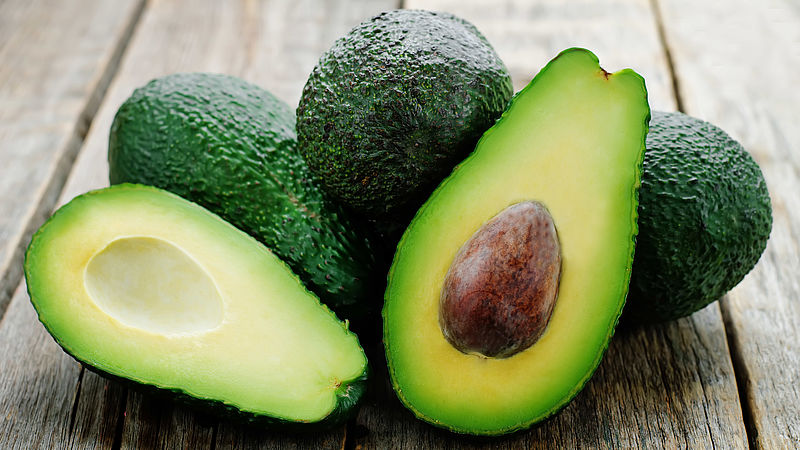 Hoe schil en ontpit je een avocado (op een veilige manier)?
