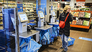 Albert Heijn: 'Eind dit jaar in alle winkels zelfscanners, maar kassa’s blijven'