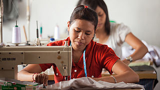 Meer textielmerken transparant over wie de kleding produceert