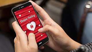 Campagne waarschuwt 40-plussers voor datingfraude, zo herken je een oplichter