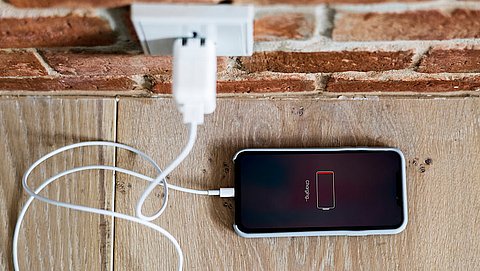 Batterij van je telefoon of laptop snel leeg? Zo gaat 'ie langer mee