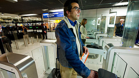 Gezichtsscans van niet-EU-reizigers worden 3 jaar lang opgeslagen in database