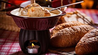 Lekker kaasfonduen met kerst? Zo maak je het fonduestel weer kaasvrij!