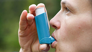 'Astmapuffer tijdelijk van de markt halen'