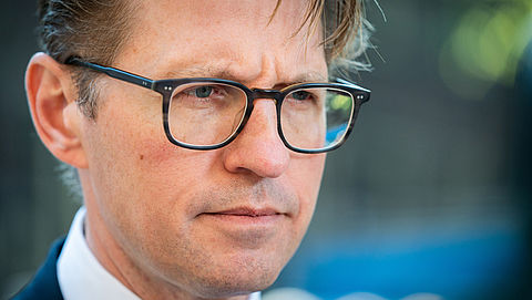Advocaten vrezen bezuinigingen; geen rechtshulp meer voor minima - reactie minister Dekker