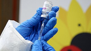 Inentingen met AstraZeneca-vaccin voor twee weken stilgelegd