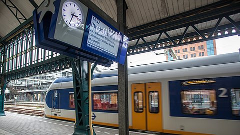 Omleidingen en langere reistijd: minder treinen vanwege personeelstekort NS