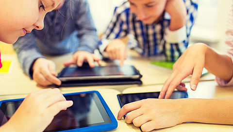 Kinderen hebben pijn na gebruik mobiele apparaten