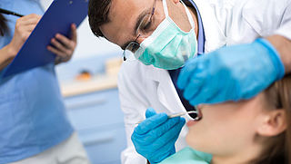 Een derde van tandartsen verstrekt geen offerte bij dure behandeling