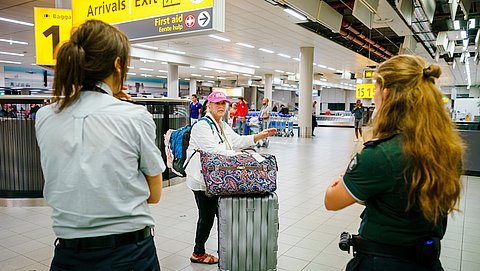 GGD gaat zelftesten uitdelen aan reizigers die terugkomen op Schiphol