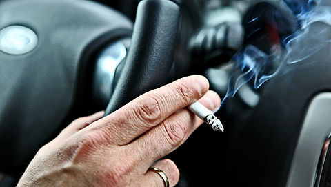 Tot 1000 euro boete voor roken in auto met kind in Vlaanderen