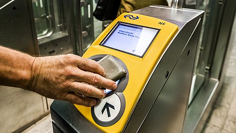 Invoering van het betalen met bankpas in het ov loopt vertraging op