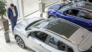 'Voordeel voor autokoper door grote voorraad dealer'