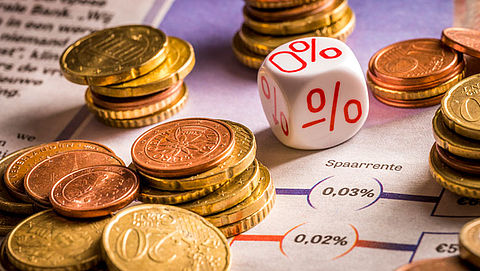 Ouderen halen spaargeld van de bank bij negatieve rente