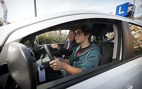 Jonge autobestuurders betalen twee keer zo veel premie als de gemiddelde Nederlander
