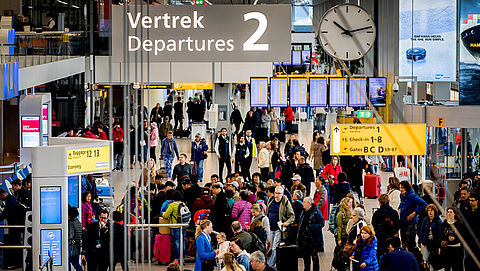 Reizigers klagen Schiphol aan voor vertragingen