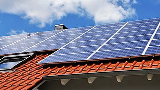 'Je krijgt te weinig vergoeding voor teruggeleverde zonnestroom bij een op twee energiebedrijven'