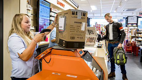 Ongemak bij het pakketpunt: 'Daar heb je háár weer'