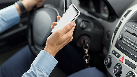 Hof: boete voor vasthouden mobiel in zelfrijdende auto