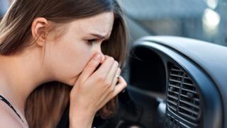 Vieze geur in je auto? Met deze tips los je het op