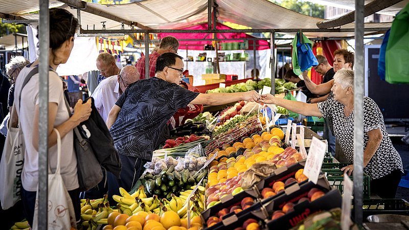 Zijn groente en fruit goedkoper op de markt of in de supermarkt?