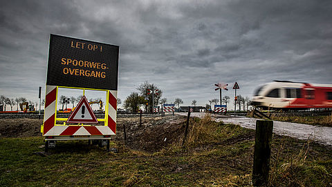 ProRail sluit onbewaakte overweg met betonblokken
