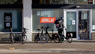 Gemeentes willen minder magazijnen voor flitsbezorgers in de stad