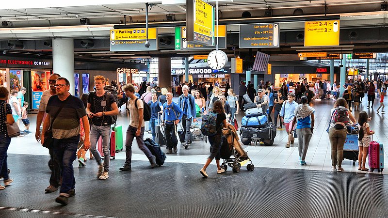 Schiphol gaat gestrande reizigers compenseren voor extra gemaakte kosten