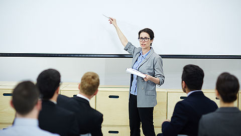 'Arbeidsinspectie moet overwerk op universiteiten onderzoeken'