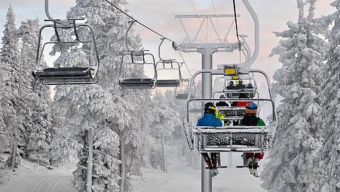 Oostenrijk verplicht coronabewijzen voor gebruikers skilift