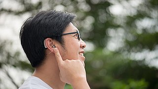 Een gehoorapparaat wel in de basisverzekering en een bril niet? Hoe zit dat?
