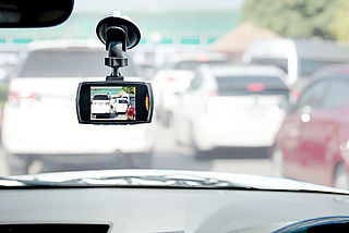 Dashcams: filmen vanuit je auto mag, maar mogen de beelden ook online?