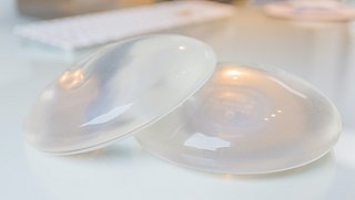 Plastisch chirurg waarschuwt voor zoutwater borstimplantaten