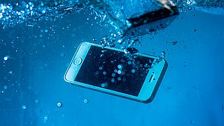 Je telefoon is in het water gevallen, wat nu?