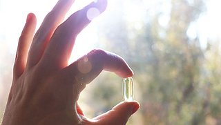 Moet je extra vitamine D slikken omdat je nu veel binnen zit?