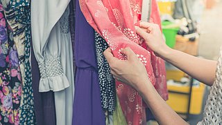 Slow fashion: Hoe kies je duurzame kleding en waarom is het zo belangrijk?