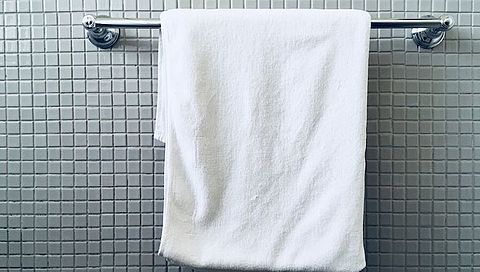 Er zitten meer bacteriën op je badhanddoek dan je denkt, maar is dit ook zorgelijk?