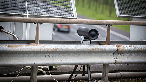 Automobilist met telefoon in hand nu makkelijker beboet door slimme camera's