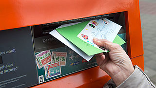 PostNL bezorgt minder kerstkaarten, Sandd drukt postzegels bij