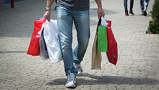 Twee op de drie krijgen nog weleens een gratis plastic tas aangeboden in de winkel