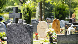 Houden gemeenten kosten grafrechten kunstmatig hoog?