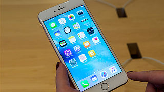 Apple geeft toe dat ze oudere iPhones bewust trager maken