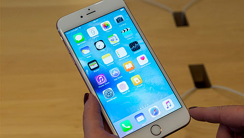 Apple geeft toe dat ze oudere iPhones bewust trager maken