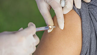 Coronavaccin verplichten? Veel bezwaren, veiligheid grootste knelpunt